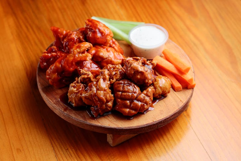 Crispy chicken wings with ranch sauce